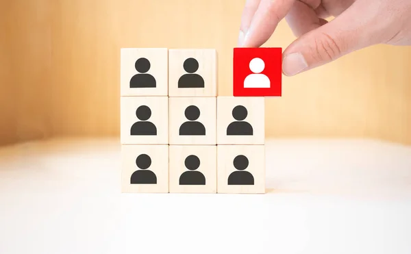 Personalmanagement Und Rekrutierung Geschäftskonzept Hand Legt Holzwürfelblock Auf Pyramide Oben — Stockfoto