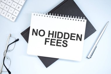 Gizli ücret almadığını gösteren bir metin yazılıyor. Gri arkaplanda hesap makinesi, kalem, plan, gözlük ve siyah klasör