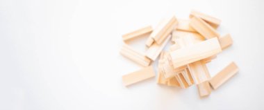 Tahta bloklar kopyalama alanı ve arkaplanı olan oyunu istifler. Eğitim, risk, kalkınma ve büyüme kavramı