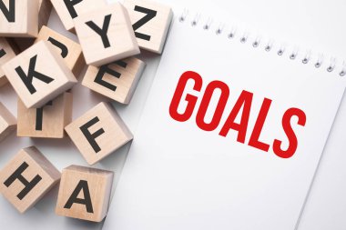 Metin hedefli not defteri ve harfli tahta küpler