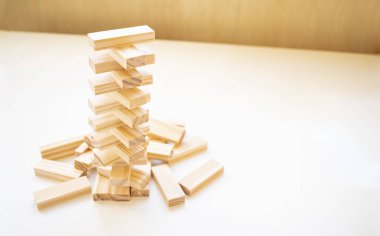 Tahta bloklar kopyalama alanı ve arkaplanı olan oyunu istifler. Eğitim, risk, kalkınma ve büyüme kavramı