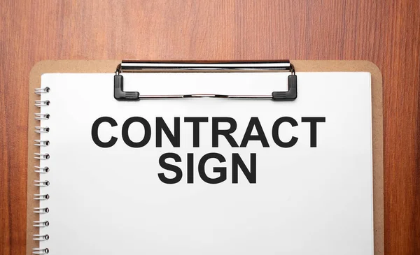 木のテーブルの上の白い紙の契約書のサインテキスト — ストック写真