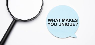 Sarı arkaplanda seni eşsiz konuşma balonu ve siyah büyüteç yapan nedir?.