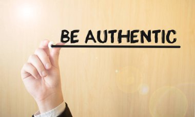 El yazısı yazması, keçeli kalemle, iş konseptiyle özgün olsun.