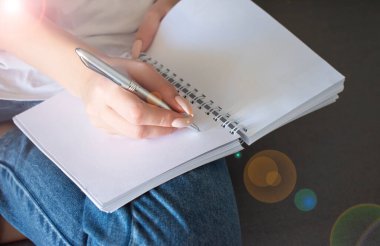 kadın eli kalem belirterek üstünde not etmek kullanma