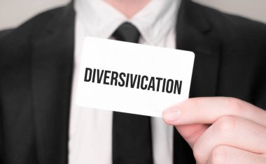 İş adamı elinde metin çeşitliliği içeren bir kart tutuyor