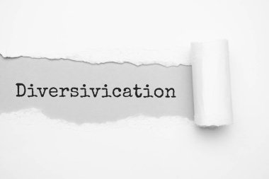 Yırtık kahverengi kağıdın arkasında görünen metin farklılığı