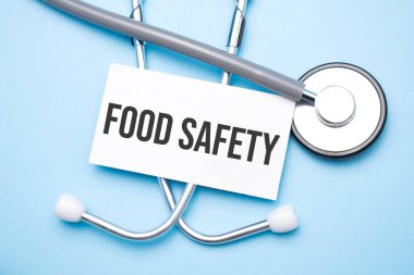 Stetoskop, üzerinde Gıda Güvenliği metni olan kağıt..