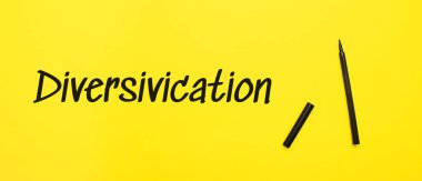 Sarı arka planda siyah işaretli çeşitlilik işareti. Metnin için kopyalama alanı hazır.