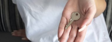 Kadın ev anahtarı, emlakçı..