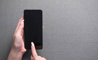 odada evde izole ekran ile telefon tutan kadın eller