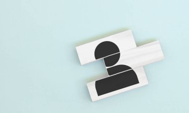 İnsan kaynakları yönetimi ve işe alım işi konsepti El 'in piramidin tepesine tahta küp bloğu koyması, uzayı kopyalaması.