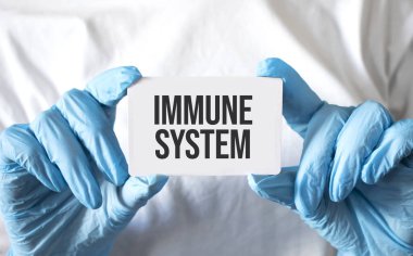 Doktor elinde ketonlu bir kart tutuyor, tıbbi konsept.