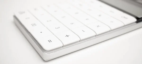 白い背景の白い計算機 — ストック写真