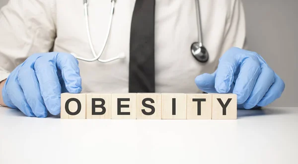 Доктор Тримає Дерев Яні Кубики Руках Текстом Obesity — стокове фото