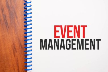 Not defterinde yazılı Metin Olay Yönetimi, yukarıdan ofis ahşap tablosu, blog başlığı veya başlık resmi için konsept resmi. Yıllanmış vintage rengi görünümü.