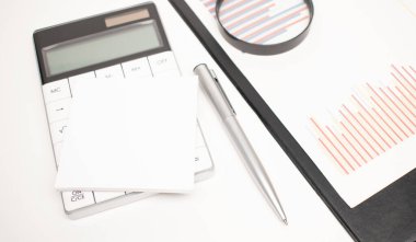 Bilgisayarı, kalemi ve hesap makinesini masaya koyun. Logolar, numaralar, imza vs. tanımlanamasın diye kaldırıldı veya değiştirildi.