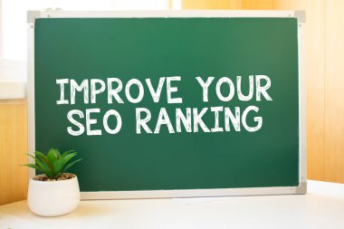 Seo puanınızı okul yönetim kurulunda tebeşirle, arama motoru optimizasyonu ve web sitelerinde geliştirin. Masa, süpürülmüş kağıt topları, bilgisayar klavyesi