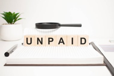 Ücretsiz kelime konsepti. Tahta küpler, not defteri, kalem ve iş çizelgeleri.