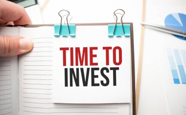 Beyaz gelecekteki hesap makinesi, kağıt çarşaf, pembe ataç ve gümüş renkli kalem. Yatırım için Metin Zamanı