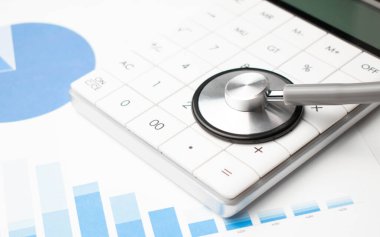 Steteskop, hesap makinesi ve belgeler. Tıbbi ve sigorta konsepti