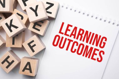 Metin içeren not: Sonuçları öğrenme ve harflerle tahta küpleri