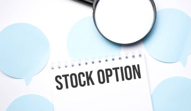 Beyaz not defteri ve mavi konuşma baloncukları. Metin Stoku seçeneği. İş konsepti