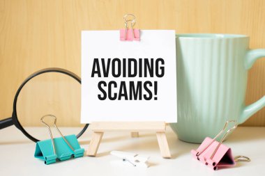 Siyah deftere, büyüteç ve kalemle yazılmış dolandırıcılıklardan kaçınmak. İş ve başarı kavramı.