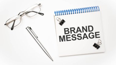 hesaplayıcı, kalem, gözlük ve not defteri ile metin brand MESAGE