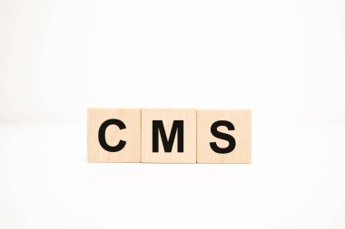 Tahta küplerdeki cms konsepti. İş konsepti