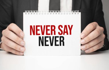 Elinde bir kağıt parçası olan bir iş adamı asla 