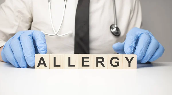 Doctor Sostiene Cubos Madera Sus Manos Con Alergia Texto — Foto de Stock
