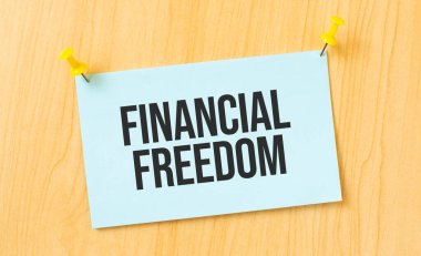 Ahşap duvara yapıştırılmış yapışkan nota yazılmış finansal özgürlük tabelası