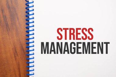 Not defterinde yazılı metin stresi yönetimi, yukarıdan ofis ahşap tablosu, blog başlığı veya başlık resmi için konsept resmi. Yıllanmış vintage rengi görünümü.