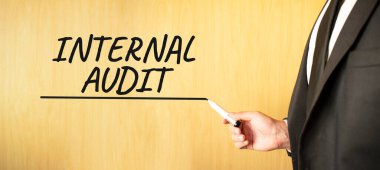 El yazısı yazması InterTERNAL AUDIT, keçeli kalemle, iş kavramı