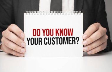 Elinde bir not tutan bir iş adamı. Müşterini tanıyor musun?