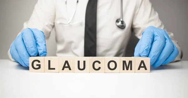 Doctor Sostiene Cubos Madera Sus Manos Con Texto Glaucoma — Foto de Stock