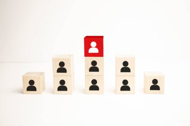 İnsan kaynakları ve yetenek yönetimi ve işe alım işi konsepti, en üst basamaklarda tahta küp bloğu