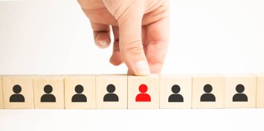 İnsan kaynakları ve yetenek yönetimi ve işe alım işi konsepti, en üst basamaklarda tahta küp bloğu