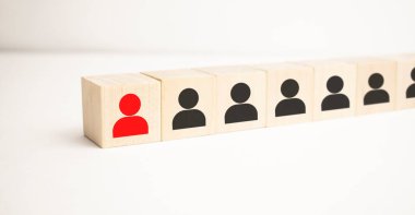 Mavi arkaplanda işadamı simgesi olan tahta bloklar, organizasyon yapısı, sosyal ağ,