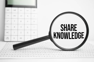 Hesap makinesi ile beyaz tablo üzerinde metin paylaşımı ile büyüteç