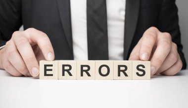 İnsanlar tahta bloklarla kelime hataları yaptı. İş konsepti.