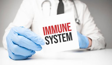 Doktorun elinde steteskopla metin bağışıklık sistemi olan beyaz etiket