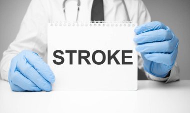 Üzerinde yazılı beyaz etiket. Doktorun elinde steteskopla vur.