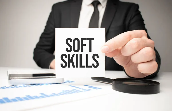 Empresario Sosteniendo Hoja Papel Con Mensaje Soft Skills —  Fotos de Stock