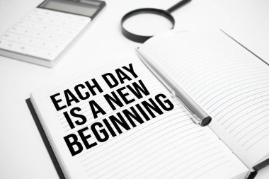 İş aksesuarları, hesap makinesi, raporlar ve metin ile büyüteç Her gün yeni bir başlangıçtır