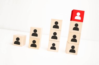 Kırmızı tahta blok, bireysel olarak mavi arka planda farklı yöne bakan ok, yenilikçi çözüm için iş simgesi, Eşsiz, farklı ve bireysel bir kavram düşün.