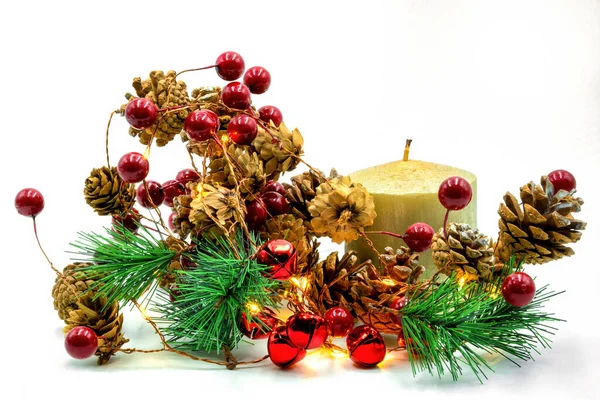 Weihnachtsdekoration Mit Tannenzapfen Lichtern Tannenzweigen Roten Beeren Glocken Und Kerzen — Stockfoto