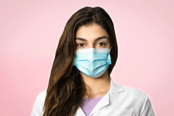 Cerrahi Önlük Maske Takmış Bir Bilim Araştırmacısı Pembe Arka Planda Stok Fotoğraf