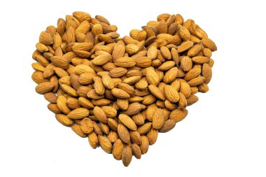 Bademlerden yapılmış bir kalp. Özne beyaz arka planda. Sağlıklı, vejetaryen ve sağlıklı beslenme için mükemmel bir iğne..